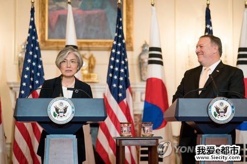 当地时间5月11日,在华盛顿美国国务院大楼,康京和(左)与蓬佩奥共同会见记者,介绍会谈结果。(图片来源:韩联社)