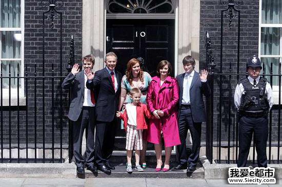 布莱尔与家人离开唐宁街10号时的合影。