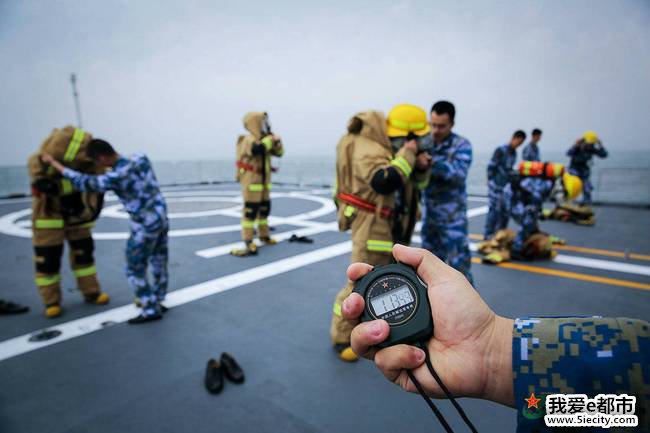 穿防火服训练。张海龙 摄