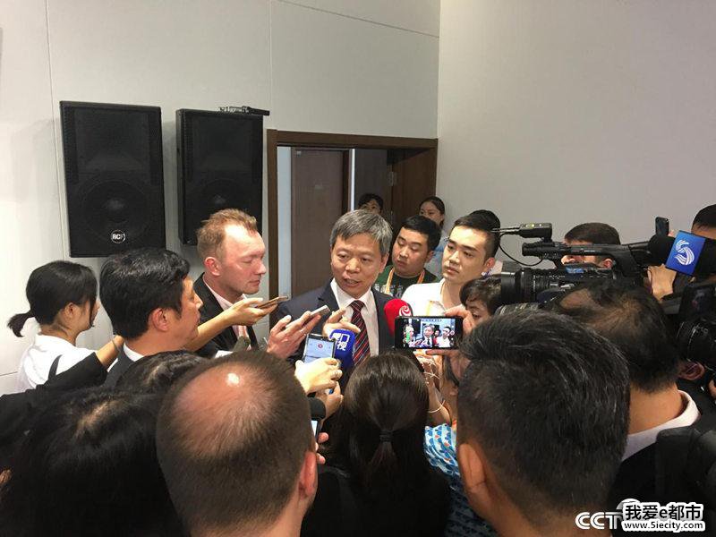 国家和地区安全问题是媒体关注的热点,发布会后记者继续就关心的问题向廖进荣提问。(徐辉/摄)