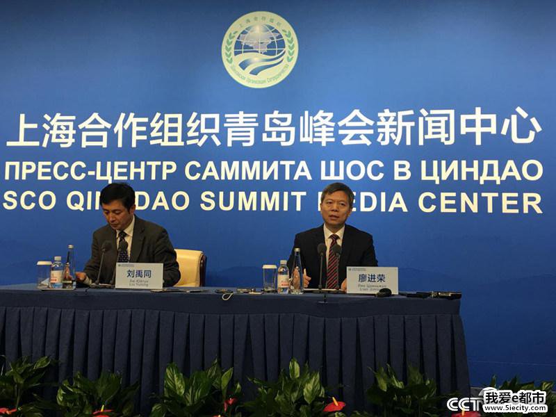 6月8日,中国公安部国际合作局局长廖进荣向中外媒体介绍上合组织近些年在国家和地区安全方面取得的成果。(徐辉/摄)