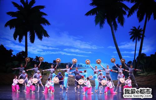 4月16日,中国艺术团在平壤表演芭蕾舞剧《红色娘子军》。(新华社)