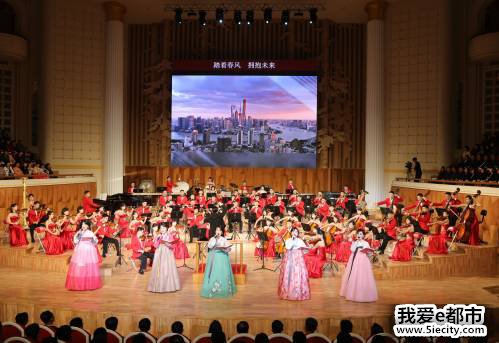 11月2日晚,朝鲜三池渊管弦乐团在新落成的三池渊管弦乐团剧院举行精彩文艺演出,当天下午抵达平壤的中国文艺工作者代表团成为剧院落成后的首批外国观众。(新华社)