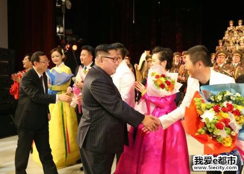 11月3日,朝鲜劳动党委员长、国务委员会委员长金正恩(中)在平壤观看中朝文艺工作者首场联合演出后上台同主要演员一一握手。 (新华社)