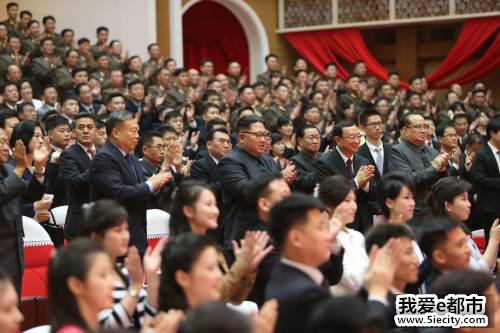 11月3日,朝鲜劳动党委员长、国务委员会委员长金正恩(中)在平壤观看中朝文艺工作者首场联合演出。 (新华社)