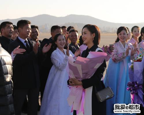 中国文艺工作者代表团11月2日乘机抵达平壤顺安国际机场,开始对朝鲜进行访问。(新华社)