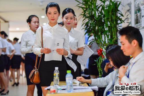 ͼڲμУ԰ƸĴѧ<a target='_blank'  data-cke-saved-href='http://www.chinanews.com/' href='http://www.chinanews.com/'></a>Ʒ
