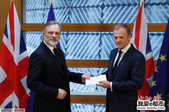 资料图:当地时间2017年3月29日午间,英国启动“脱欧”程序的信函被递交至欧洲理事会主席图斯克手中。由此,英国与欧盟之间的“分手”谈判将正式展开。 点击进入下一页