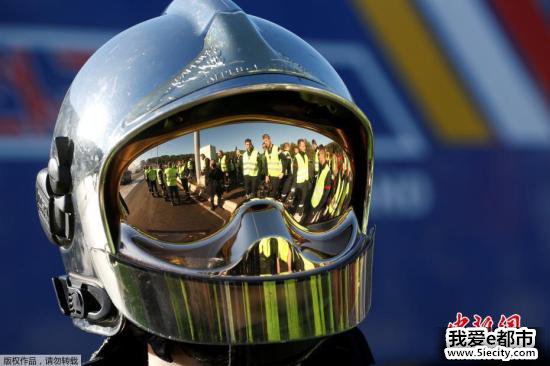 12月4日,法国政府决定暂停调涨燃料税,但抗议者仍然在社交平台发布第4轮周末示威倡议,准备发动更大规模的抗议活动。法国民众为抗议政府增加燃料税,已经连续3个周末在法国各地展开“黄背心”运动,抗议活动最终演变为了大规模的暴乱。图为一名戴头盔的抗议者。 点击进入下一页