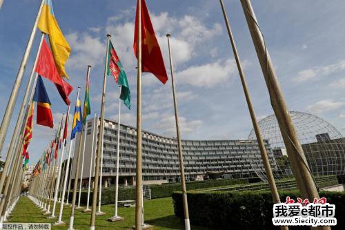 在法国巴黎拍摄的联合国教科文组织总部外的国旗。 点击进入下一页