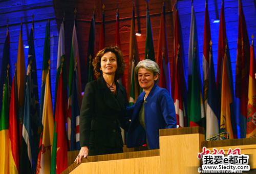 教科文组织现任总干事阿祖莱(左)与前任总干事博科娃(右)。 <a target='_blank' data-cke-saved-href='http://www.chinanews.com/' href='http://www.chinanews.com/'>中新社</a>记者 龙剑武 摄 点击进入下一页