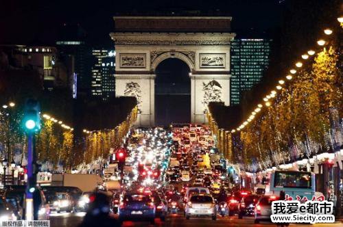 图3 资料图:新年期间的巴黎香榭丽舍大道。 点击进入下一页