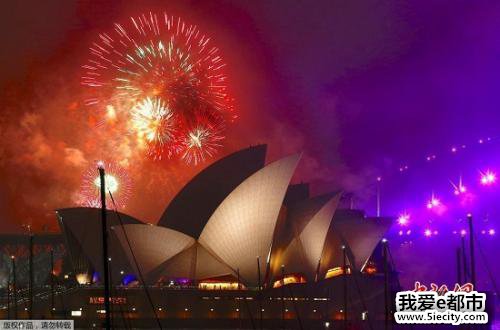 资料图:澳大利亚悉尼港和悉尼歌剧院上空燃放烟花迎接新年 点击进入下一页