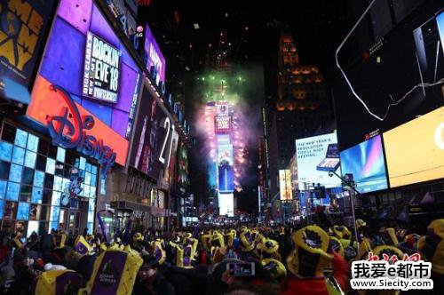 资料图:美国纽约时报广场的跨年活动现场 点击进入下一页