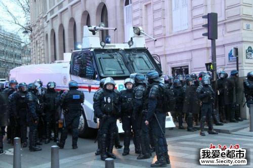 当地时间2018年12月29日,法国警察继续在法国巴黎香榭丽舍大街严密戒备。 点击进入下一页