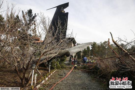 当地时间1月14日,一架波音707货机在伊朗首都德黑兰附近坠毁。 点击进入下一页
