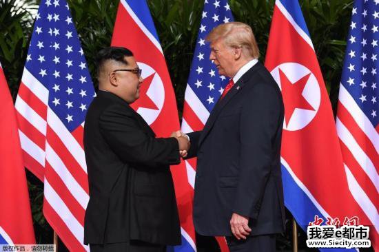 资料图:当地时间2018年6月12日上午,朝鲜最高领导人金正恩与美国总统特朗普在新加坡嘉佩乐酒店举行首次会晤,双方握手致意。这是在任的朝美领导人数十年来首次会晤及握手。 点击进入下一页