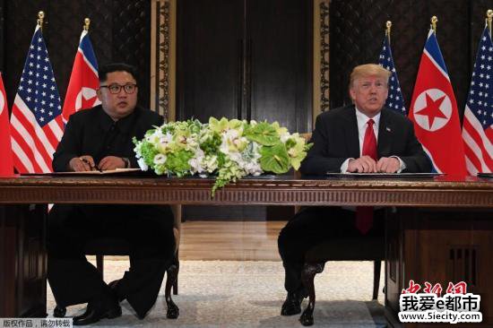 资料图:2018年6月12日,朝美首脑会晤在新加坡嘉佩乐酒店举行,金正恩和特朗普下午出席签字仪式,双方签署此次朝美峰会历史性文件,即将公布文件内容。图为签署仪式现场。 点击进入下一页