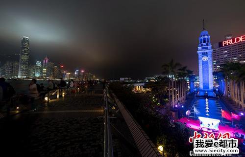 资料图:尖沙咀钟楼蓝色钟楼与维多利亚港的夜景交相辉映。<a target='_blank' data-cke-saved-href='http://www.chinanews.com/' href='http://www.chinanews.com/'>中新社</a>记者 张炜 摄 点击进入下一页