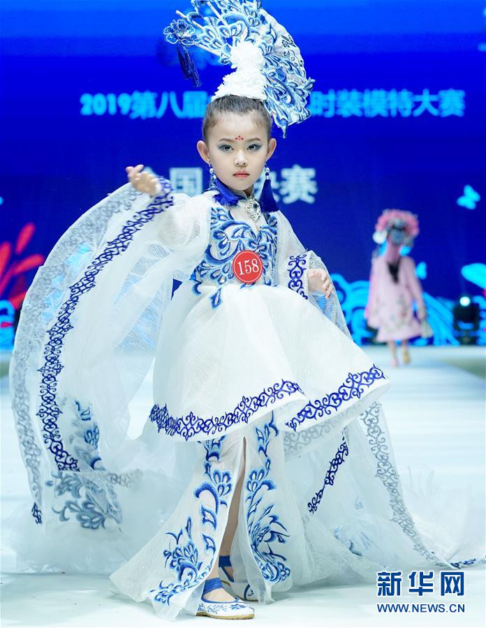 (文化)(1)中国少儿时装模特大赛在青岛举行